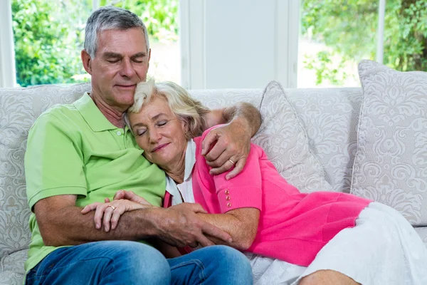 Отдых на диване для пожилых пар — стоковое фото
