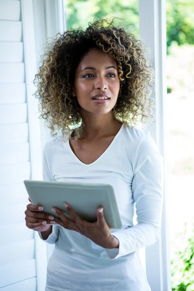 Mulher cuidadosa usando tablet — Fotografia de Stock