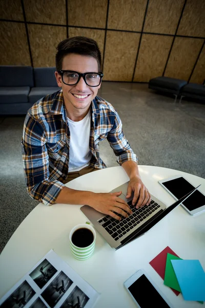 Joven trabajando en su escritorio —  Fotos de Stock