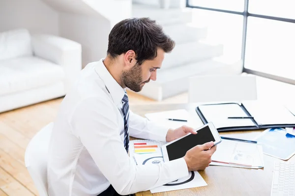 Geschäftsmann mit digitalem Tablet — Stockfoto