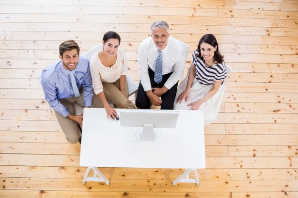 Mensen uit het bedrijfsleven zit aan Bureau — Stockfoto