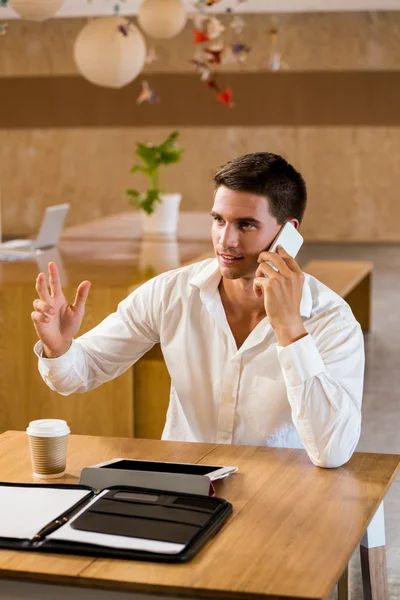 Man talar på mobiltelefon — Stockfoto