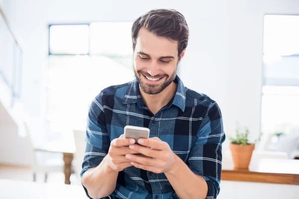 Hombre usando teléfono móvil — Foto de Stock