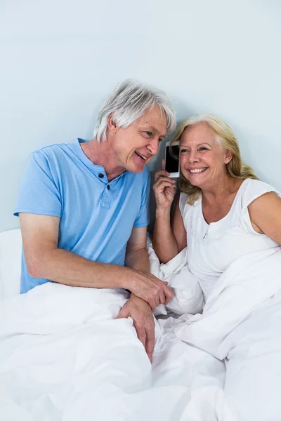 Couple listening to music through smartphone — Stock Photo, Image