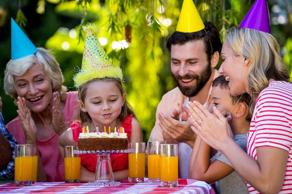 Kızın aile kutluyor doğum günü — Stok fotoğraf