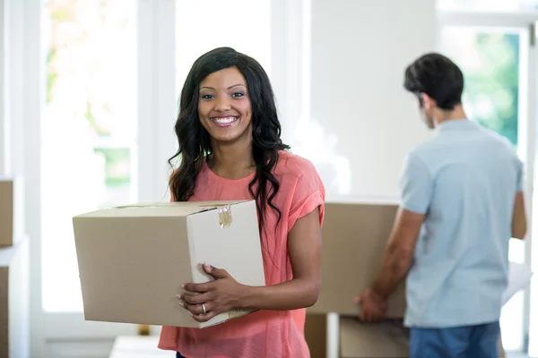 Casal transportando caixa de papelão — Fotografia de Stock