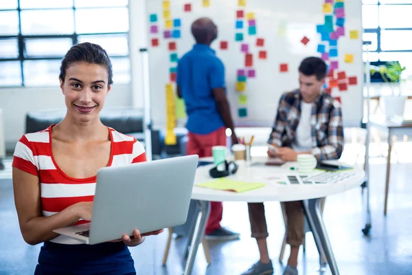 Jonge vrouw bedrijf laptop — Stockfoto