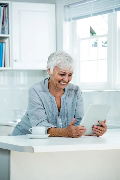 Seniorenvrouw met digitale tablet — Stockfoto