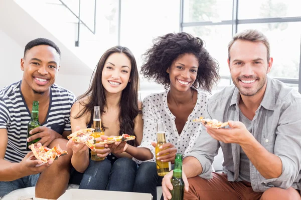 Amigos comiendo una pizza — Foto de Stock