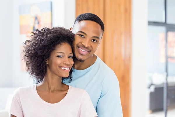 Casal feliz abraçando em casa — Fotografia de Stock