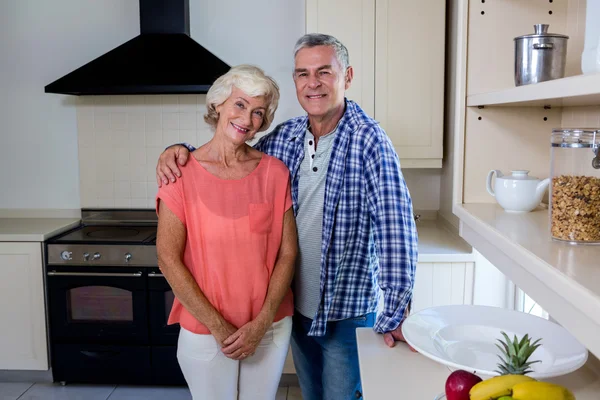 Senior Mann mit Frau steht in Küche — Stockfoto