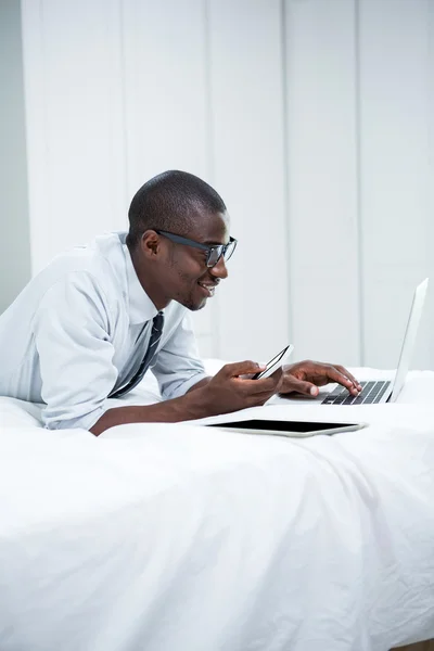 Człowiek za pomocą laptopa i telefon — Zdjęcie stockowe