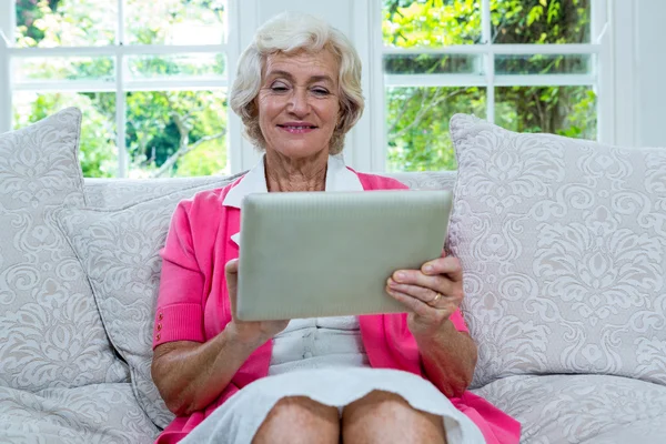使用数码平板电脑的老年妇女 — 图库照片