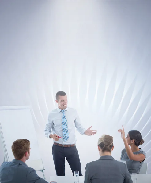 Equipo empresarial que interactúa durante la lluvia de ideas — Foto de Stock