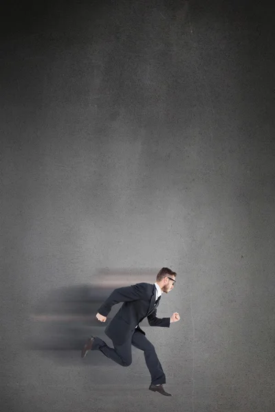 Jovem empresário correndo no ar — Fotografia de Stock