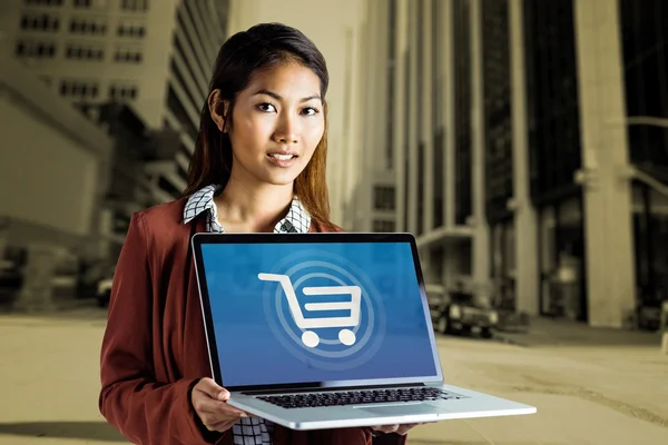 Affärskvinna visar laptop — Stockfoto