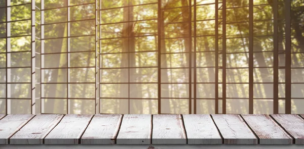 Scrivania in legno contro edificio con finestre — Foto Stock
