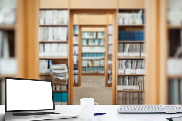 Escrivaninha contra biblioteca — Fotografia de Stock