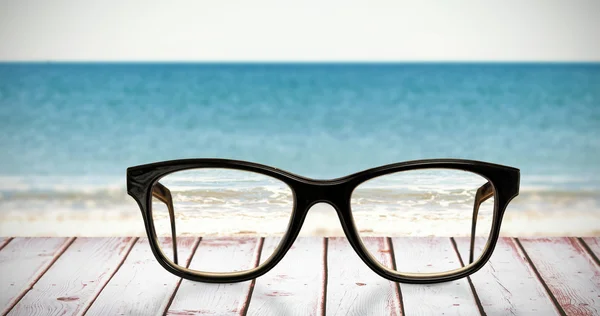 Óculos de leitura contra foto de praia — Fotografia de Stock
