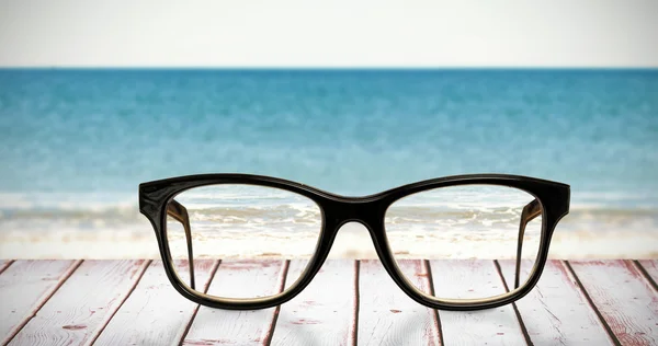 Lesebrille gegen Bild vom Strand — Stockfoto