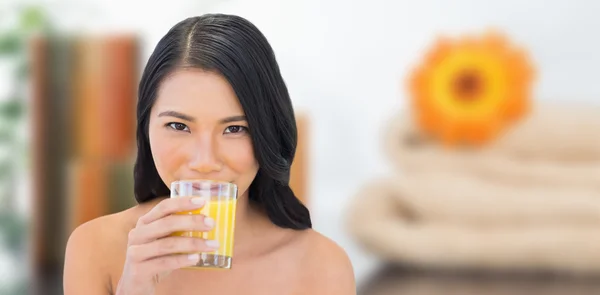 Vrouw die sinaasappelsap drinkt — Stockfoto