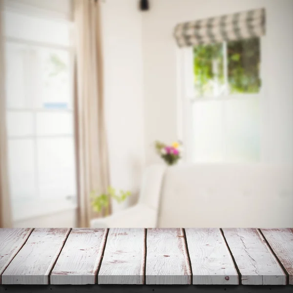 Mesa de madeira contra sala de estar — Fotografia de Stock