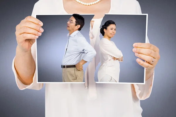 Mujer sosteniendo desgarrado foto — Foto de Stock