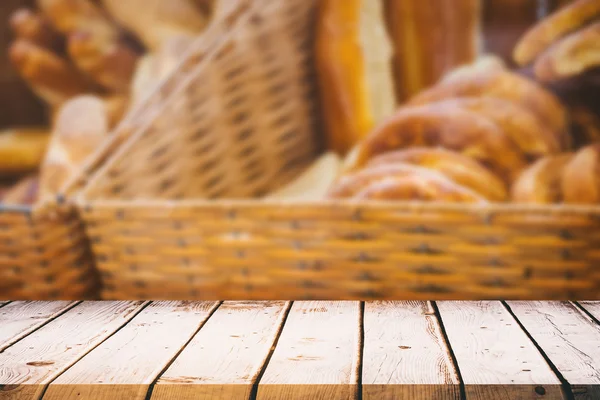 Cesta con pan fresco y pastelería — Foto de Stock