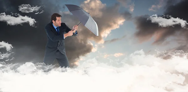 Homem segurando guarda-chuva para se proteger de — Fotografia de Stock