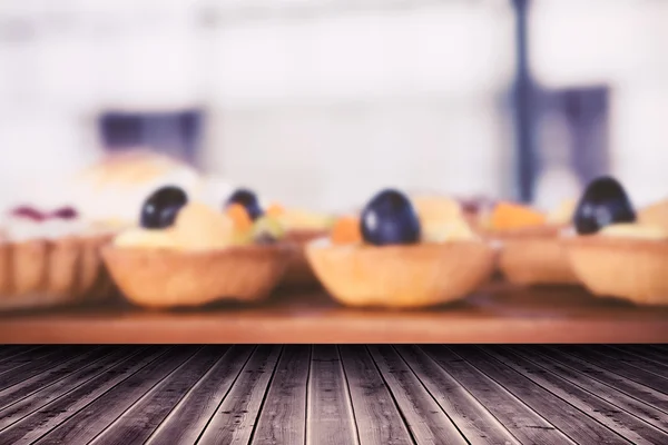 Tortas na mesa de madeira — Fotografia de Stock