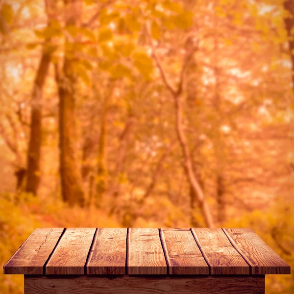 Holzboden gegen beschauliche Herbstlandschaft — Stockfoto