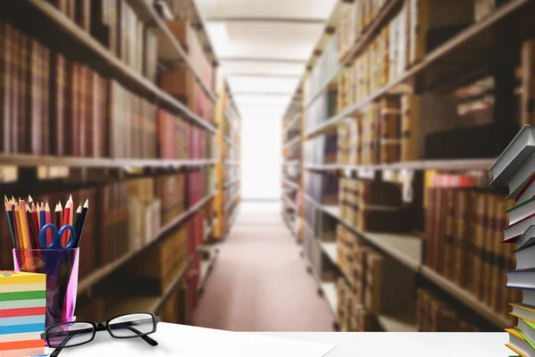 Scrittoio studenti contro primo piano della libreria — Foto Stock