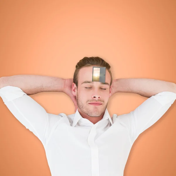 Sover man med händerna bakom huvudet — Stockfoto