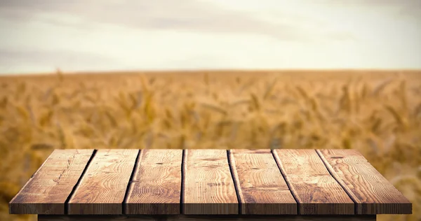 Pavimento in legno contro campo di grano — Foto Stock