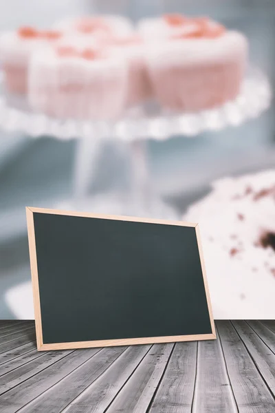 Vitrine de cupcakes e bolo doce — Fotografia de Stock