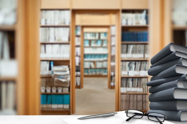 Bureau tegen bibliotheek plank — Stockfoto