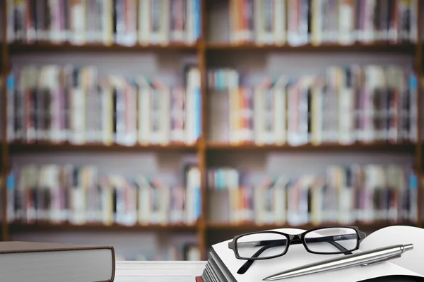 Mesa contra prateleira da biblioteca — Fotografia de Stock