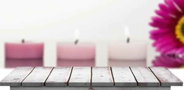 Chão contra velas e gerberas rosa — Fotografia de Stock