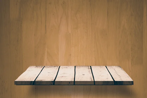 Prateleira de madeira contra parede de madeira — Fotografia de Stock