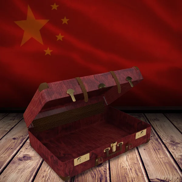 Відкрита валіза проти китайського прапора — стокове фото