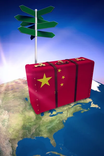 Китайский флаг на чемодане — стоковое фото
