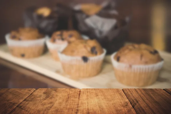 Piso de madera dura contra muffins de chispas de chocolate —  Fotos de Stock