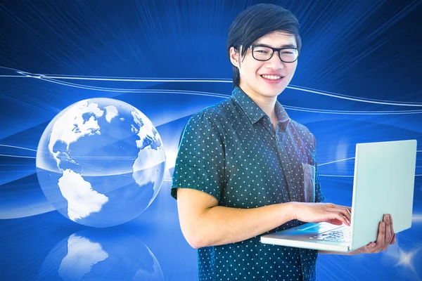 Lächelnder Hipster-Geschäftsmann mit Tablet — Stockfoto