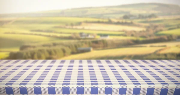 对景区景观的蓝色和白色桌布 — 图库照片