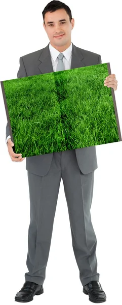 Man håller gräsmattan bok — Stockfoto
