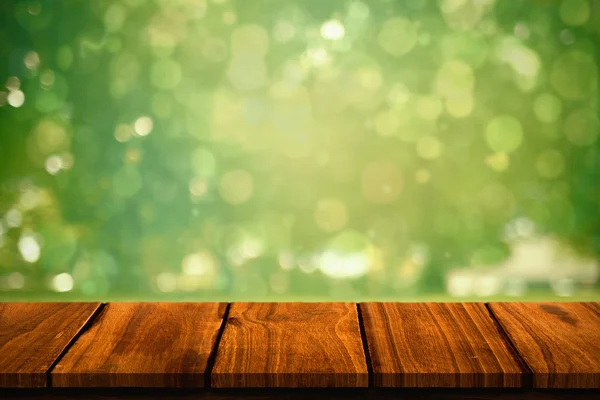 Houten tafel tegen zoom op park — Stockfoto