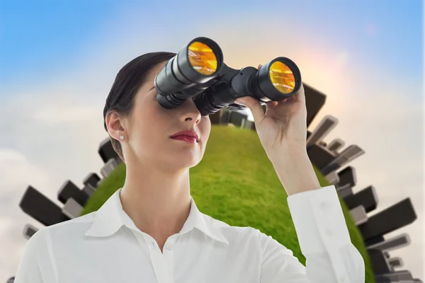 Mujer de negocios mirando a través de prismáticos — Foto de Stock