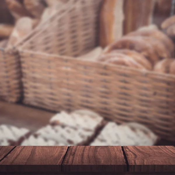 用新鲜的面包和糕点篮子 — 图库照片