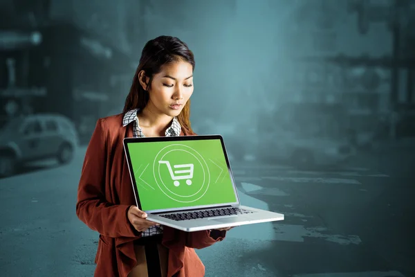Empresária mostrando laptop — Fotografia de Stock