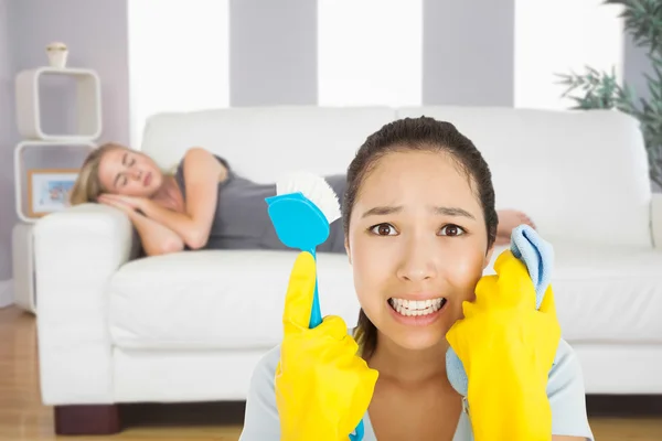 Mujer angustiada sosteniendo tela y fregando —  Fotos de Stock